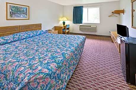 King Suite - Non-Smoking