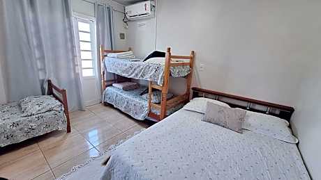 KITNET S2 em TORRES-RS - Na mais bela praia Gaúcha - Cozinha - Banheiro - Ar condicionado - TV smart 32' - Wi-Fi - Estacionamento - Anfitriã Superhost no BnB