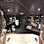 Chalét com jacuzzi sauna lareira e telao cinema
