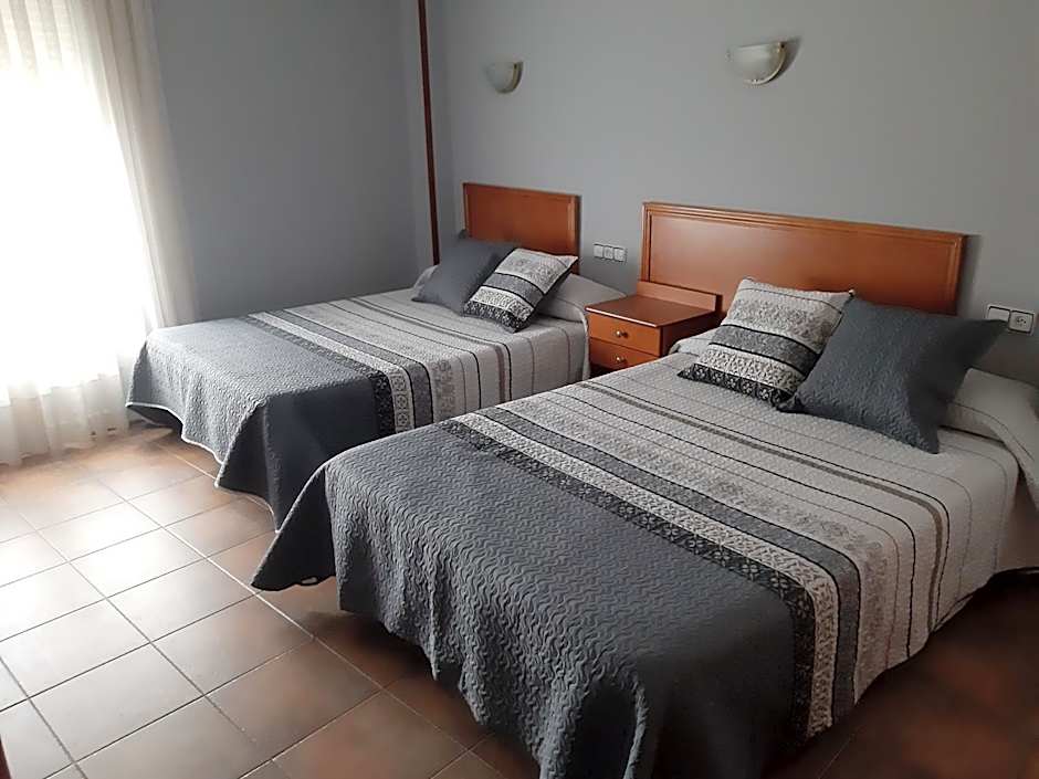 Hotel Los Leones, el más cercano a Warner