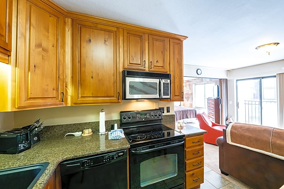Carriage House Condominiums by All Seasons Resort Lodging