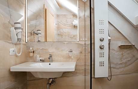 Adriatic Room with external SPA bathtub