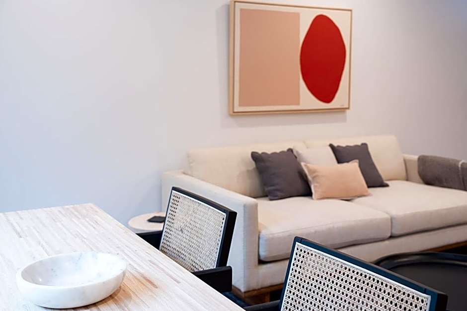 Snow & Swing Getaway - Three Bedrooms with Hot Tub (Stay Revy)