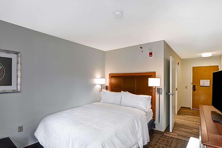Photo 1 of 4 of 1 Queen Bed, Mobility Accessible, Bathtub