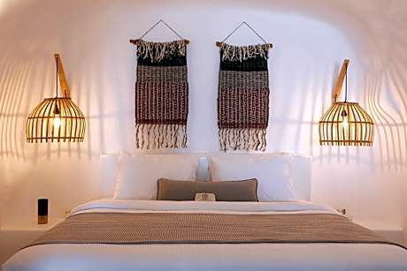 Honeymoon Cave Villa with Outdoor Hot Tub and Caldera View