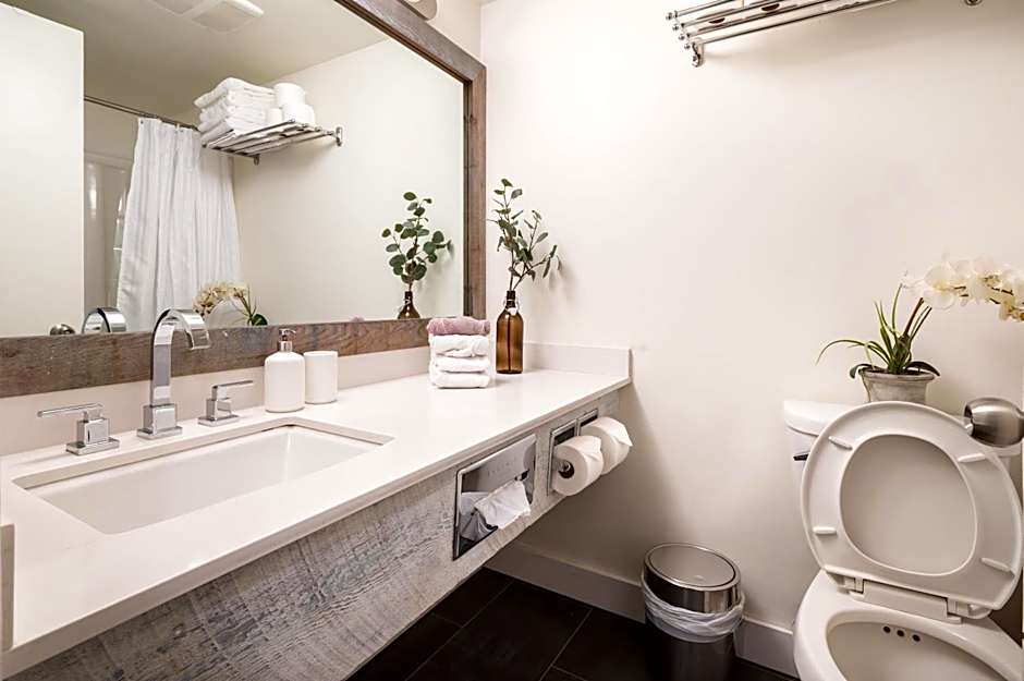 Group Stays - Large Renovated Apartment with Pool and Hot Tub