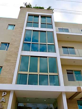 Palmarena Rooms & Residences - Long Stay Comfort with Parking, Sauna, Gym & Pool - Steps from 5th Av