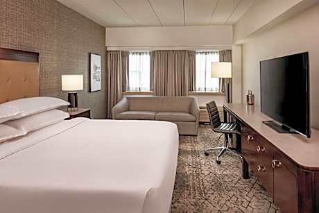 Traditional King Room with Sofa Bed and Roll-In Shower - Mobility/Hearing Accessible