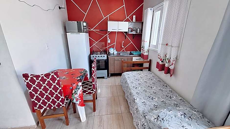 KITNET S2 em TORRES-RS - Na mais bela praia Gaúcha - Cozinha - Banheiro - Ar condicionado - TV smart 32' - Wi-Fi - Estacionamento - Anfitriã Superhost no BnB
