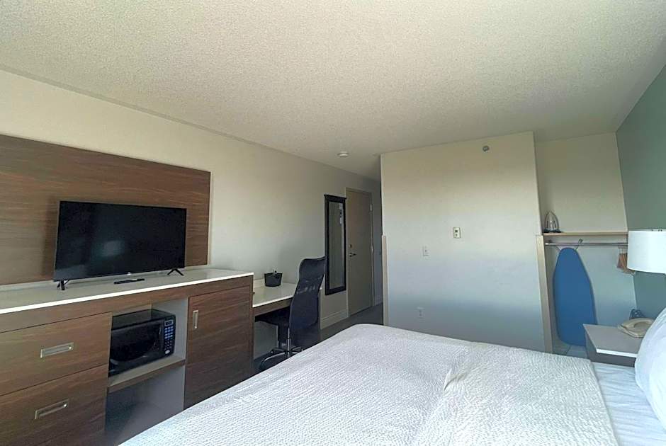 Photo 1 of 10 of 1 King Bed, Accessible