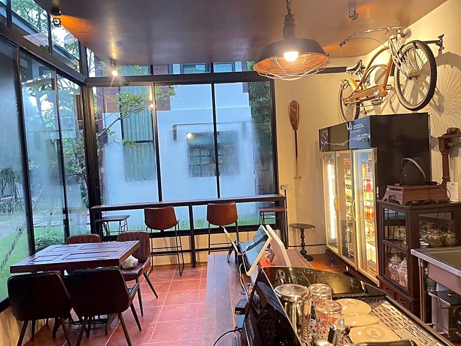 Baanrongmai Canal Front Cafe & Homestay 
