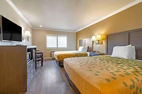 Queen Room with Two Queen Beds - Smoking