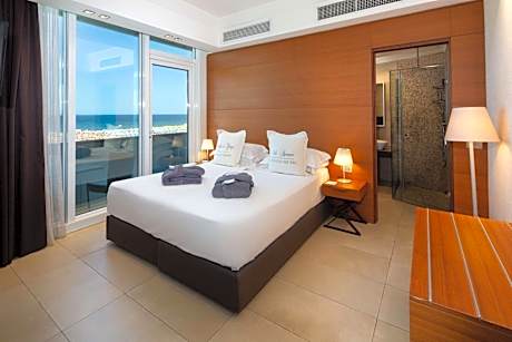 Junior King Suite with Spa Bath and Sea View