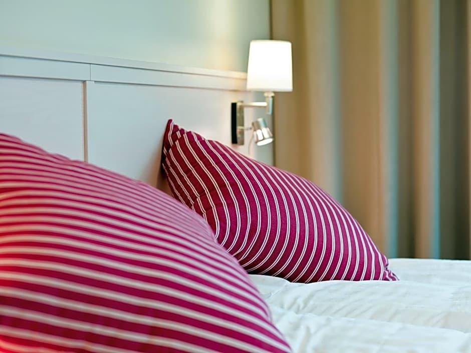 Ringsjöstrand Camping, Hotell och Stugby