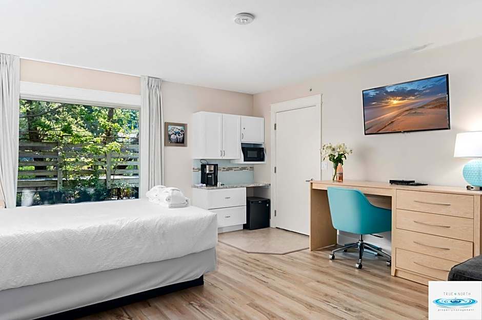 Gold Coast Inn ⁀➷ Breathtaking Sunsets ➠ Standard Lake View Room ➠ 106