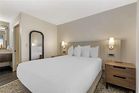 Mobility/Hearing Accessible Two Bedroom Suite Two Queens Roll-In Shower