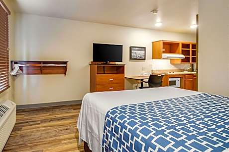 1 Queen Bed, Efficiency, No Smoking, Accessible Room