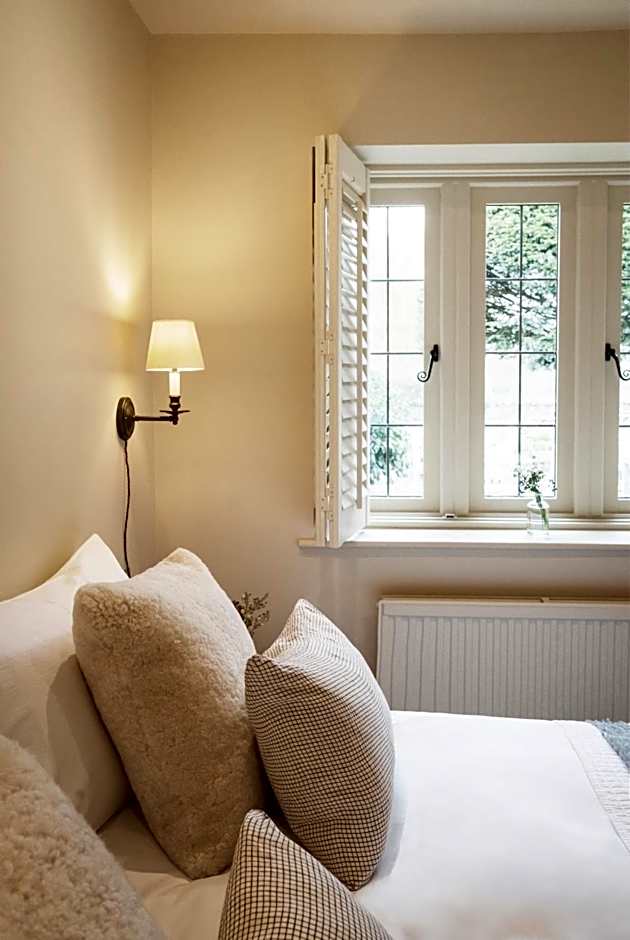 The Three Horseshoes