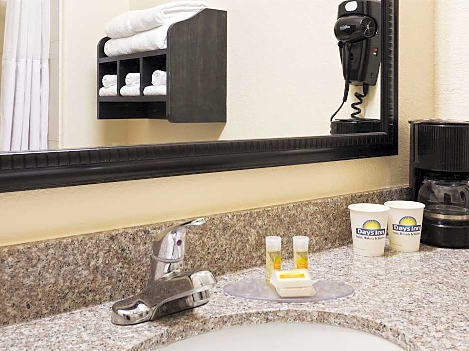 Days Inn & Suites by Wyndham Galveston West/Seawall
