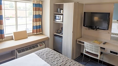 1 Queen Bed Non-Smoking