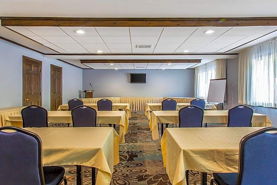 The Black Swan Lee - Lenox, an Ascend Collection Hotel