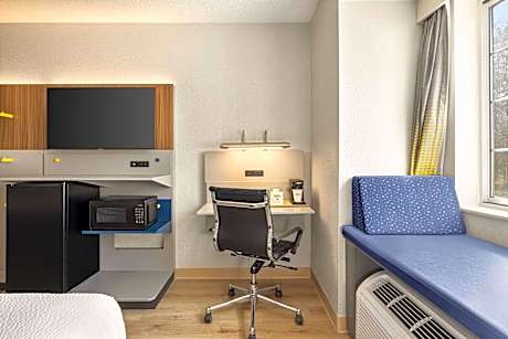 1 Queen Bed Mobility Accessible Room Non-Smoking