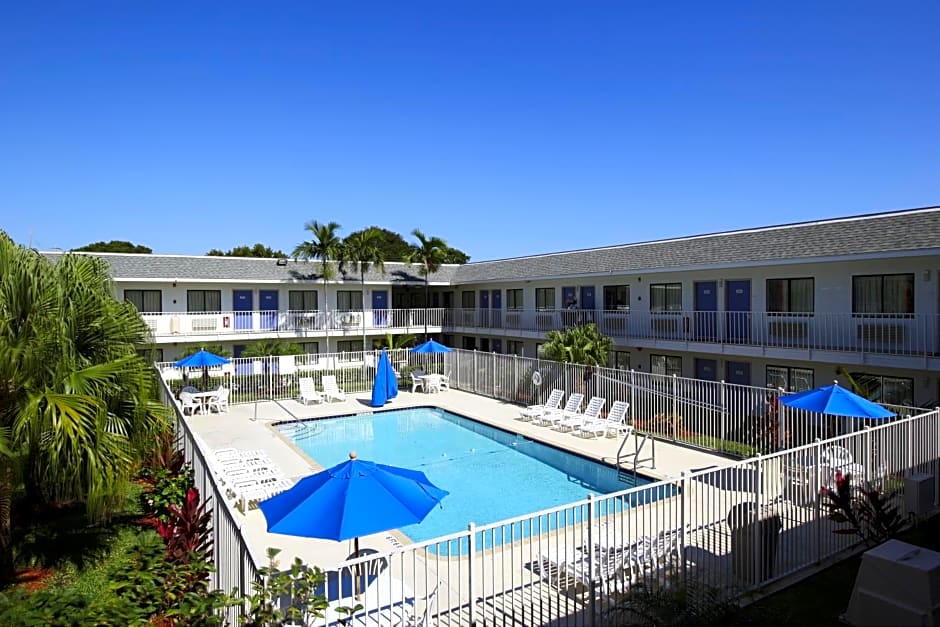 Motel 6-Lantana, FL