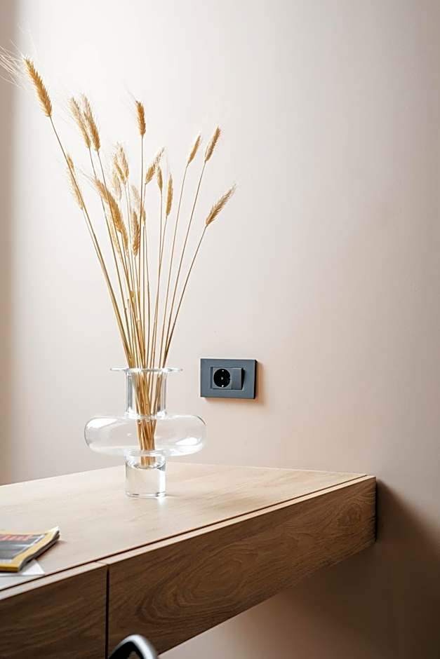 The City Hotel & Suites