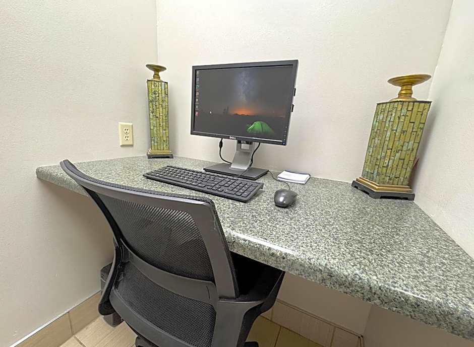Days Inn & Suites by Wyndham Cedar Rapids