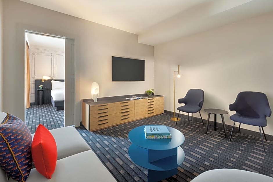 106 Jefferson Huntsville, Curio Collection by Hilton