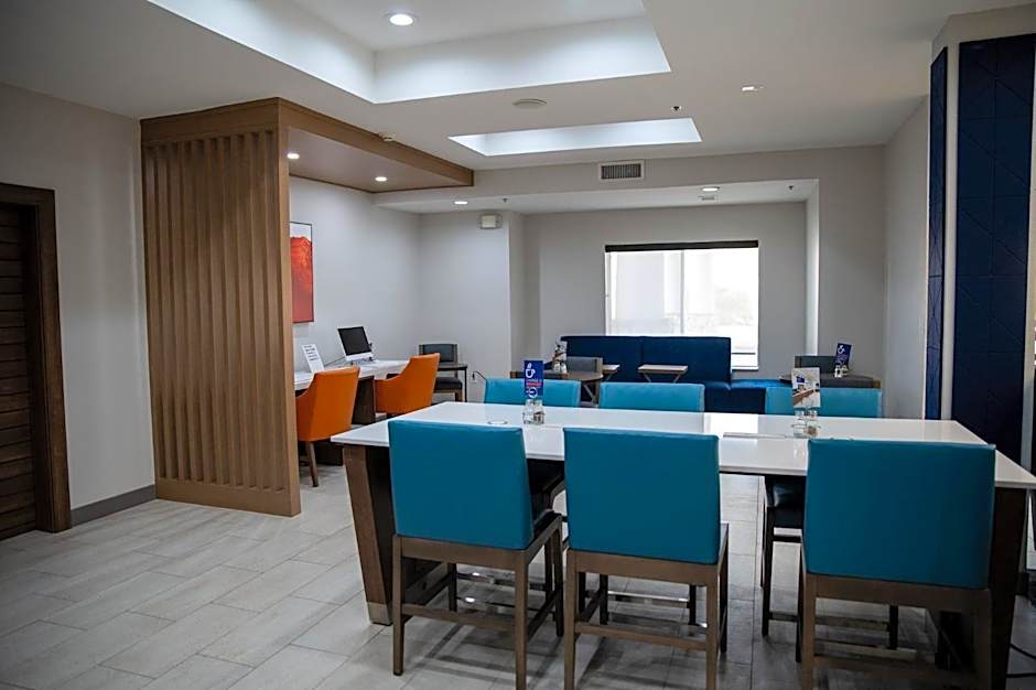Holiday Inn Express Hotel & Suites Center By IHG
