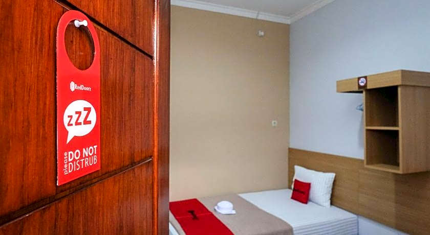 RedDoorz Syariah near Perempatan Kartasura