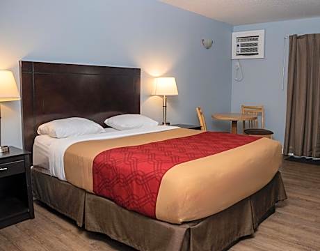 One-Bedroom Queen Suite