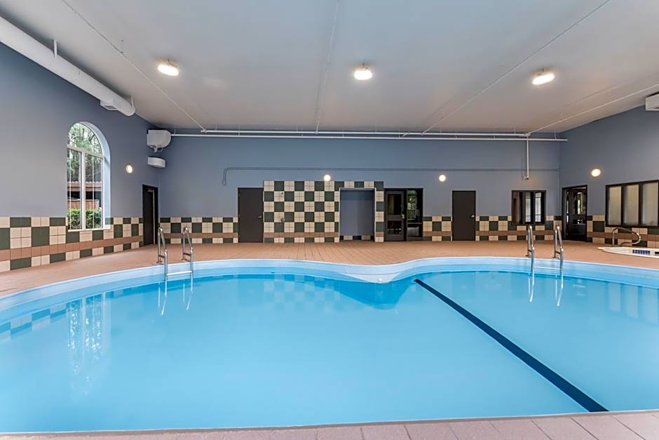 Days Inn & Suites by Wyndham Thunder Bay
