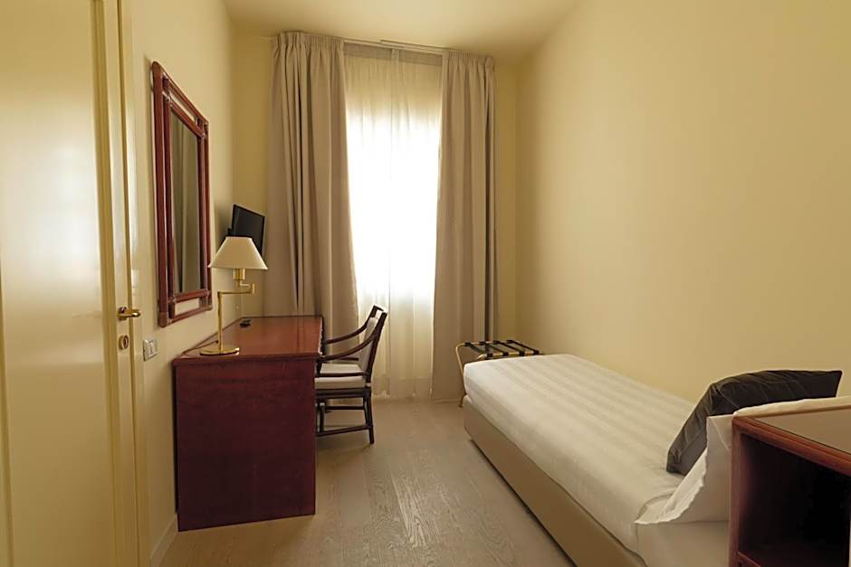 Photo 1 of 4 of Single Room