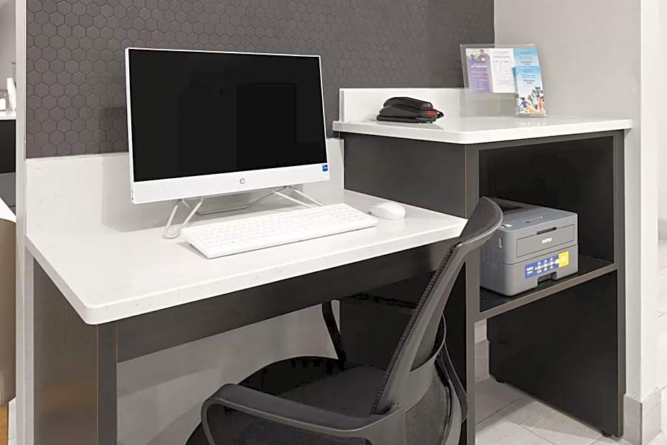 Holiday Inn Express And Suites Washington DC Noma By IHG