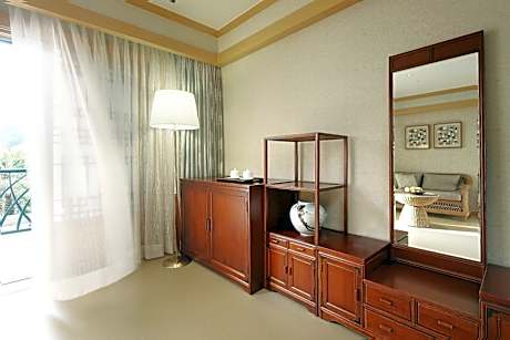 Korean-Style Family Room with Garden View
