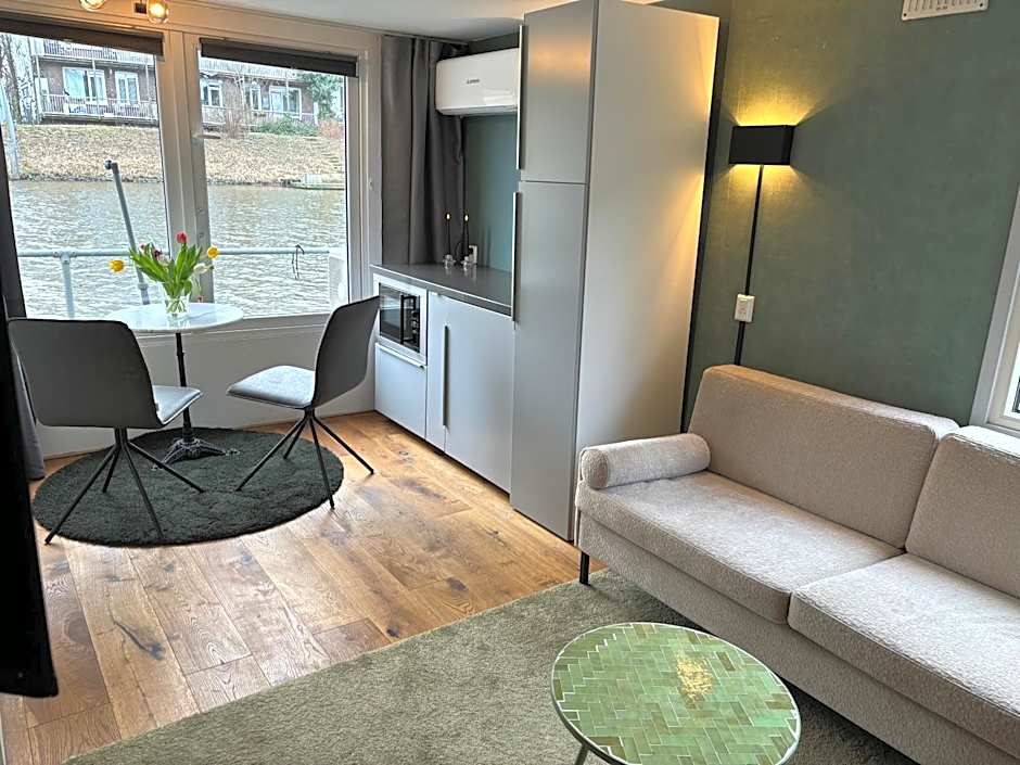 Luxury studio on Robs houseboat special for couples