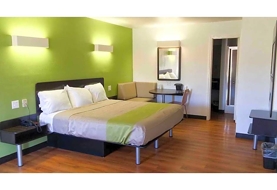 Photo 1 of 5 of Deluxe 1 King Bed, Smoking