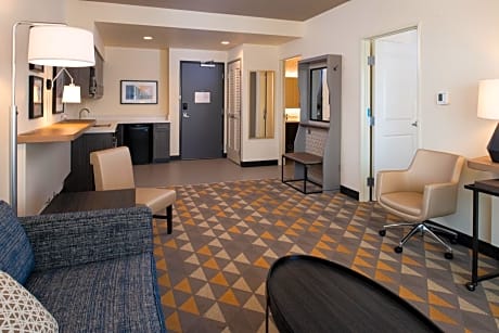 One-Bedroom Queen Suite