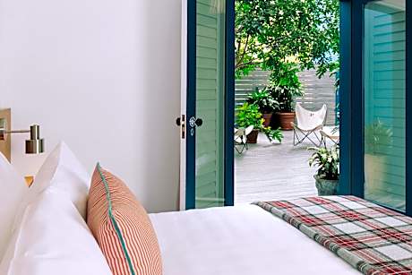 Deluxe King with Courtyard View – Disability Access