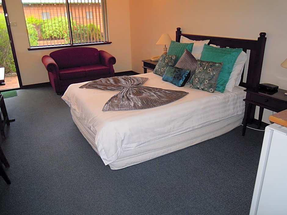 Photo 1 of 4 of Deluxe 1 Queen Bed