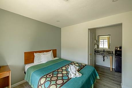 Junior Room with Queen Bed, Non-Smoking - RM1