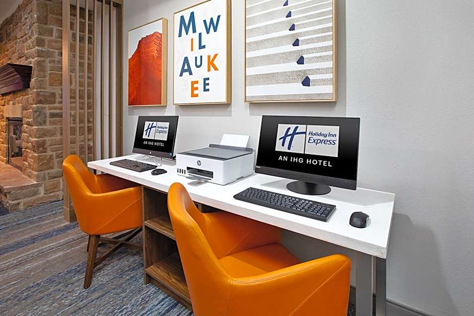 Holiday Inn Express & Suites Milwaukee NW - Park Place By IHG