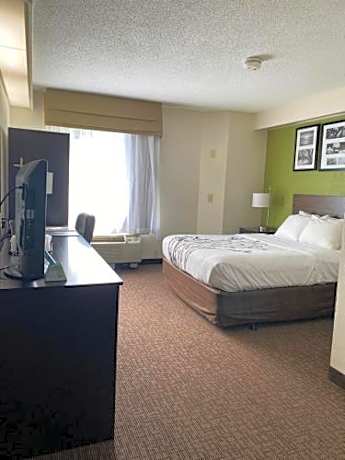 Queen Room - Accessible/Non-Smoking