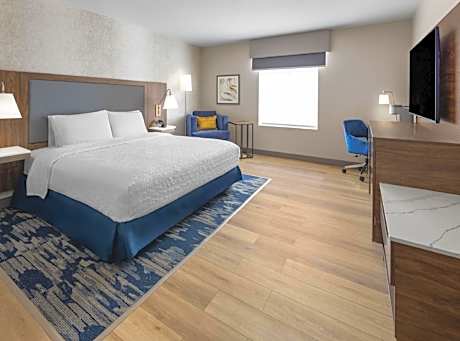 1 KING MOBILITY ACCESS ROLL IN SHOWER NOSMOK HDTV/WORK AREA FREE WI-FI/HOT BREAKFAST INCLUDED