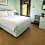 Classic Queen - Curry Mansion with Heated Pool