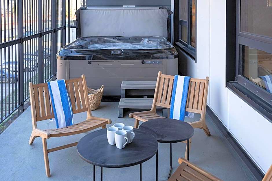 Drop in Condo by Revelstoke Vacations