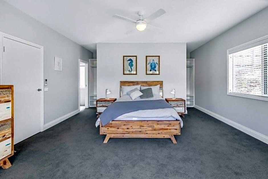 HALE KUPA Rye Beach House Spa Table Tennis