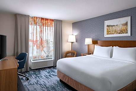 King Room with Roll-In Shower - Mobility Access/Hearing Accessible